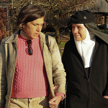 Tracey O’Shaughnessy walks with the Rev. Mother Dolores Hart while interviewing her for a story exploring Mother Dolores’ leaving a career as a Hollywood actress to become a nun. Jim Shannon photo, courtesy of Republican-American of Waterbury, Conn.