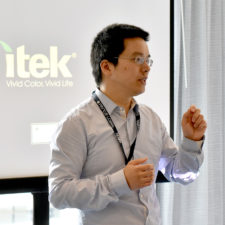 Hong Qu, Harvard Kennedy School, conducts Email Newsletter Analytics workshop at the New England Newspaper Convention, 2019.